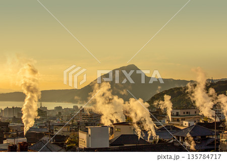 別府市街地　朝焼けと湯けむり 135784717