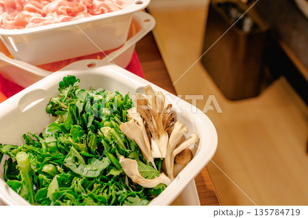 鍋料理の準備　豚バラ肉と春菊・きのこの食材セット 135784719