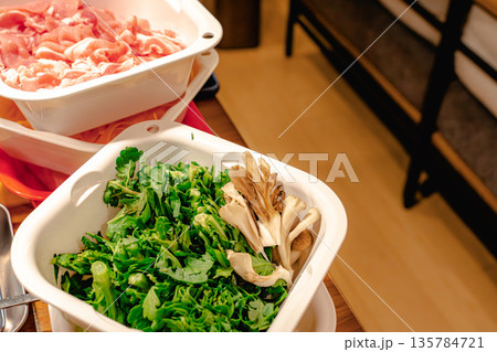 調理前の新鮮な豚肉と野菜の盛り合わせ 鍋料理用 調理前の新鮮な豚肉と野菜の盛り合わせ 鍋料理用 135784721