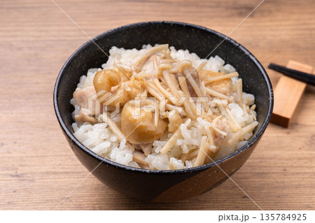 鶏とえのきの炊き込みご飯 135784925
