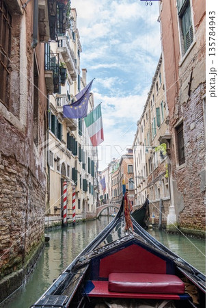 ゴンドラから見えるヴェネチアの風景(イタリア国旗あり) ゴンドラから見えるヴェネチアの風景(イタリア国旗あり) 135784943