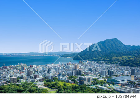別府大分市街地と別府湾一望 別府大分市街地と別府湾一望 135784944