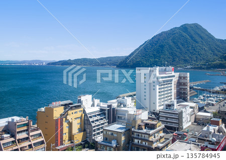 別府大分市街地と別府湾一望 135784945