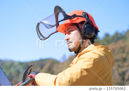 チェーンソーを持つ日本人男性の横顔　撮影協力：多摩森林センター協同組合 135785062