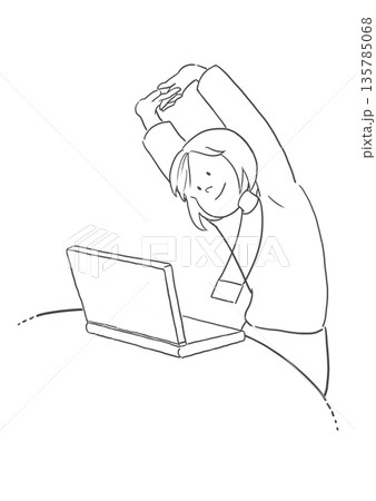 会社のオフィスで仕事の合間にストレッチをして体をほぐす 135785068