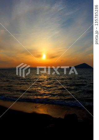 糸島　姫島の夕日 135785286