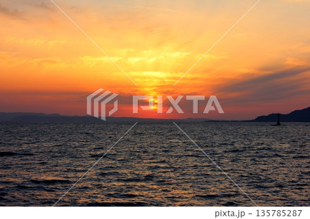 糸島 姫島の夕日 糸島 姫島の夕日 135785287