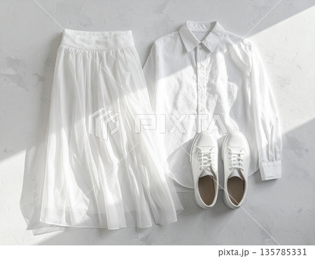 春の陽光を感じさせるリネンシャツとスカートの清潔感あふれるホワイトコーデ 135785331