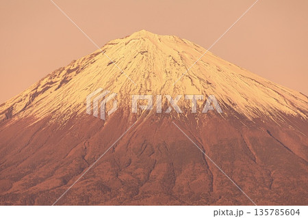 世界遺産富士山、夕陽で赤く染まる富士山の山頂 135785604