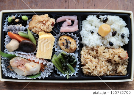 おかずの品数が多いおこわ弁当　テイクアウトの和食弁当 135785700