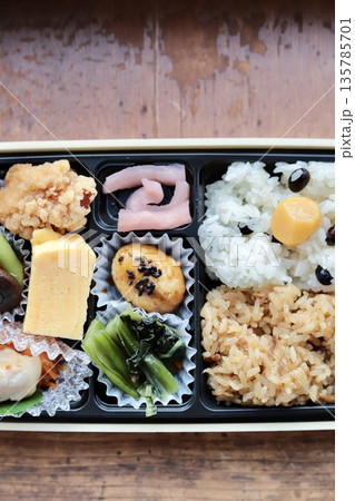 おかずの品数が多いおこわ弁当 テイクアウトの和食弁当 おかずの品数が多いおこわ弁当 テイクアウトの和食弁当 135785701