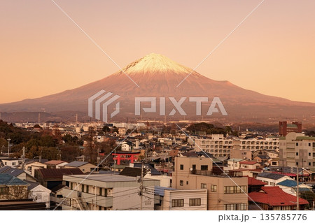 富士宮市、夕日で赤く染まる富士山と富士宮の街並み 富士宮市、夕日で赤く染まる富士山と富士宮の街並み 135785776