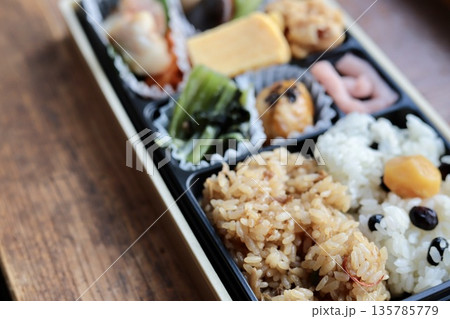 おかずの品数が多いおこわ弁当 テイクアウトの和食弁当 おかずの品数が多いおこわ弁当 テイクアウトの和食弁当 135785779