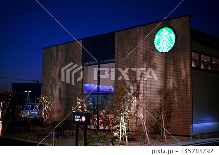 ライトアップされた夜の山手線 ライトアップされた夜の山手線 135785792