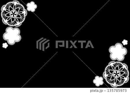 白色の花形のレースのフレーム 135785973