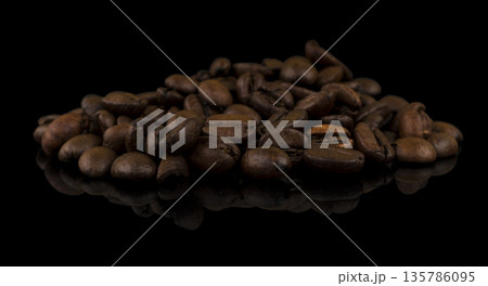 Roasted coffee beans, on a black background with reflection 135786095