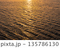 朝陽に照らされた川面 135786130