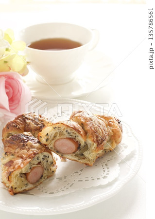 紅茶とソーセージ入りペーストリー 135786561