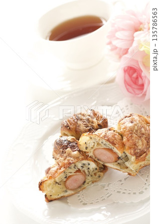 紅茶とソーセージ入りペーストリー 135786563