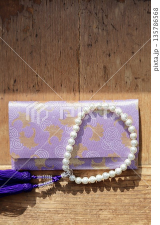 紫ベースの真珠の女性用の略式数珠と数珠ケース 135786568
