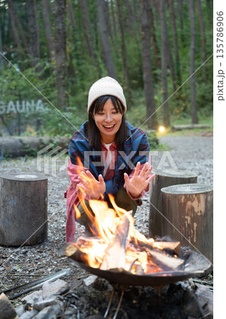 アウトドアを楽しむ女性 135786906