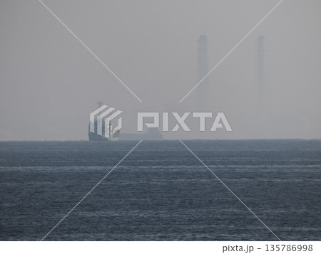 浮島から望む霞の中の貨物船と対岸にそびえる袖ケ浦火力発電所 135786998