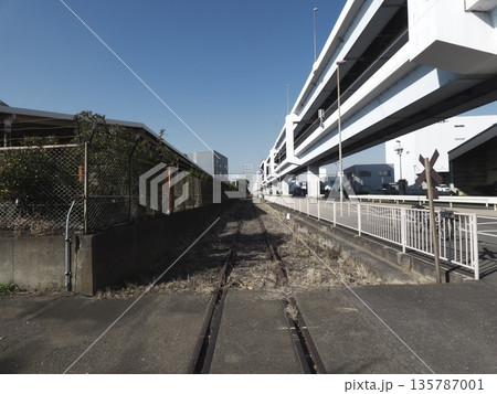 川崎市浮島町の高架道路下にひっそりと残るかつての線路跡と冬の青空 川崎市浮島町の高架道路下にひっそりと残るかつての線路跡と冬の青空 135787001