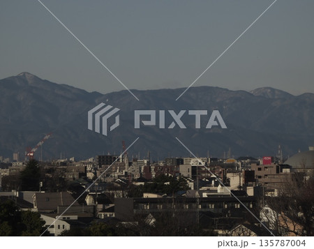 大田区山王の高台から冬の澄んだ空気越しに望む丹沢・大山の山影 大田区山王の高台から冬の澄んだ空気越しに望む丹沢・大山の山影 135787004