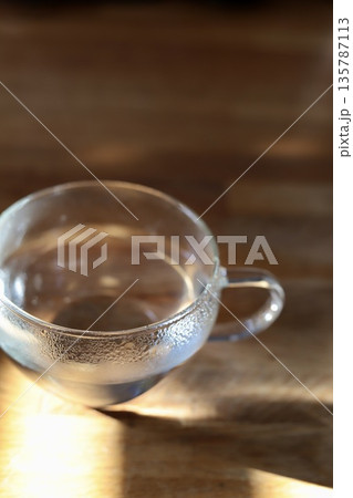 朝一番で飲むためのティーカップに淹れた白湯 135787113