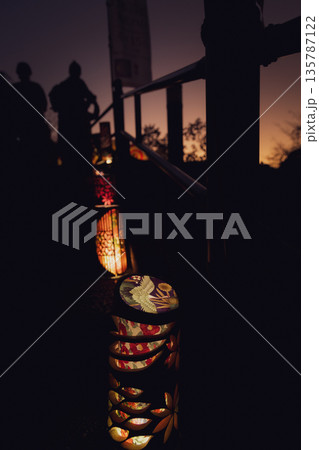 宵の道を照らす和の灯り 135787122