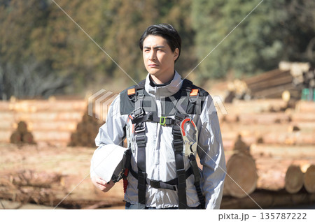 作業服を着た日本人男性の横顔 135787222