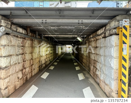 石垣が続く低い天井の地下通路 石垣が続く低い天井の地下通路 135787234