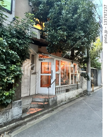 夕暮れ時の路地裏に佇むおしゃれなショップの店構え 夕暮れ時の路地裏に佇むおしゃれなショップの店構え 135787237