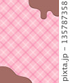 溶けたチョコレートとピンクの斜めチェック柄の背景フレーム（バレンタインデー） 135787358