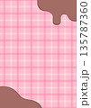 溶けたチョコレートとピンク色チェック柄の背景フレーム（バレンタインデー） 135787360