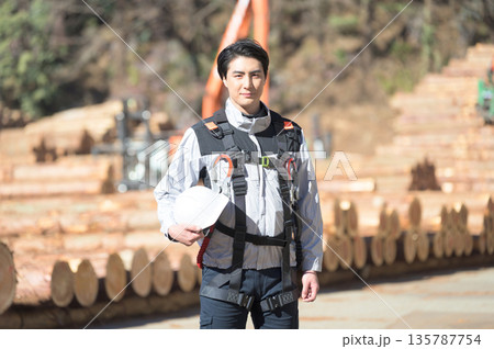 ヘルメットを持って真剣な顔をした日本人男性 135787754