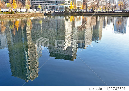 外堀に映り込む丸の内のビル群 外堀に映り込む丸の内のビル群 135787761
