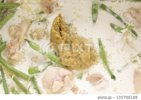 インゲンと鶏肉のグリーンカレーの調理 135788189
