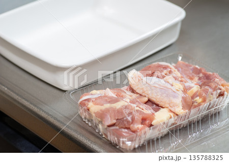 鶏もも肉の下ごしらえ 鶏もも肉の下ごしらえ 135788325