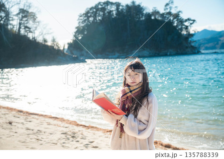 海辺で本を読む女性 135788339