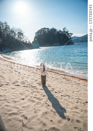 海辺で本を読む女性 135788343