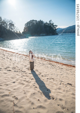 海辺で本を読む女性 135788345