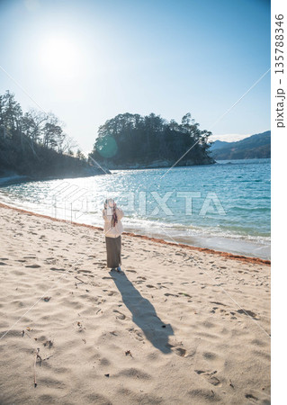 海辺で本を読む女性 135788346