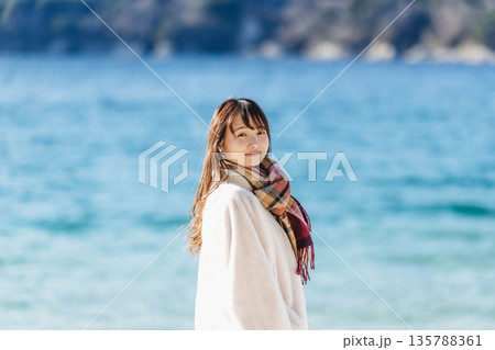 海辺に立つ女性 135788361