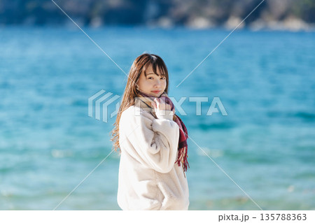 海辺に立つ女性 135788363