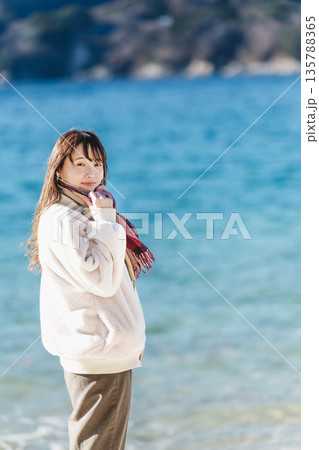 海辺に立つ女性 135788365