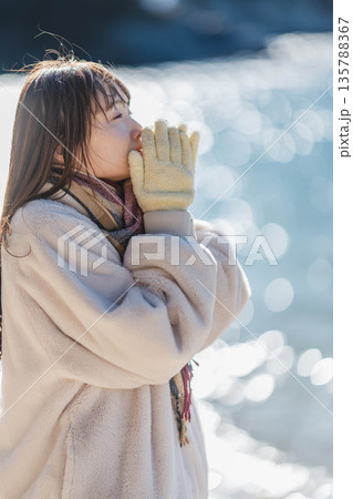 海辺に立つ女性 135788367