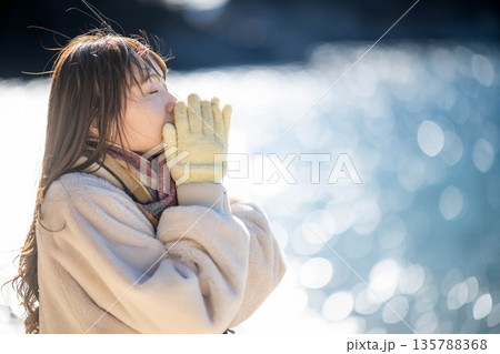 海辺に立つ女性 135788368