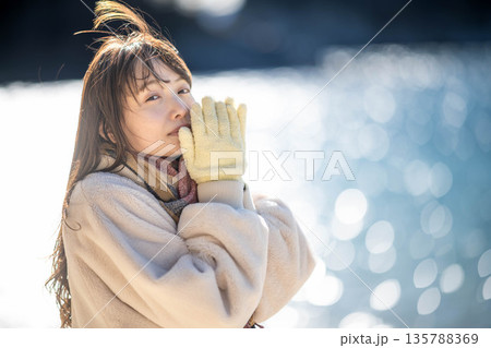 海辺に立つ女性 135788369