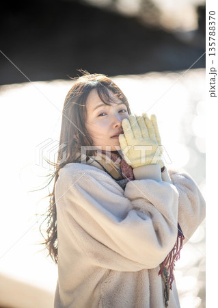 海辺に立つ女性 135788370